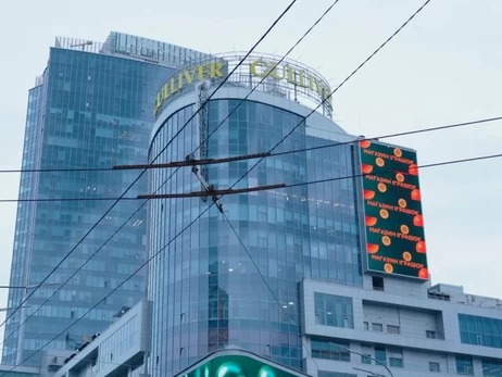 После открытия ТРЦ Gulliver у журналистов возникли вопросы рекламы на медиафасаде