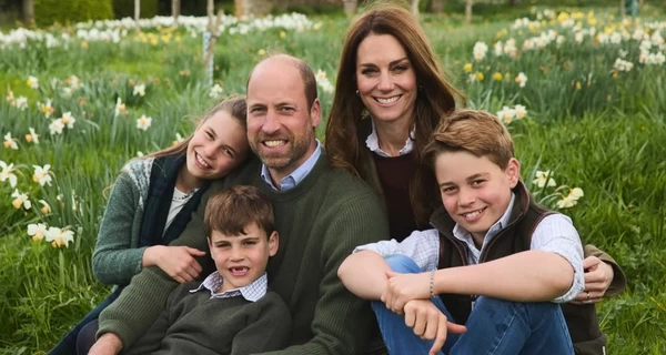 Принц Уильям и Кейт Миддлтон представили новую рождественскую открытку: с детьми в окружении нарциссов