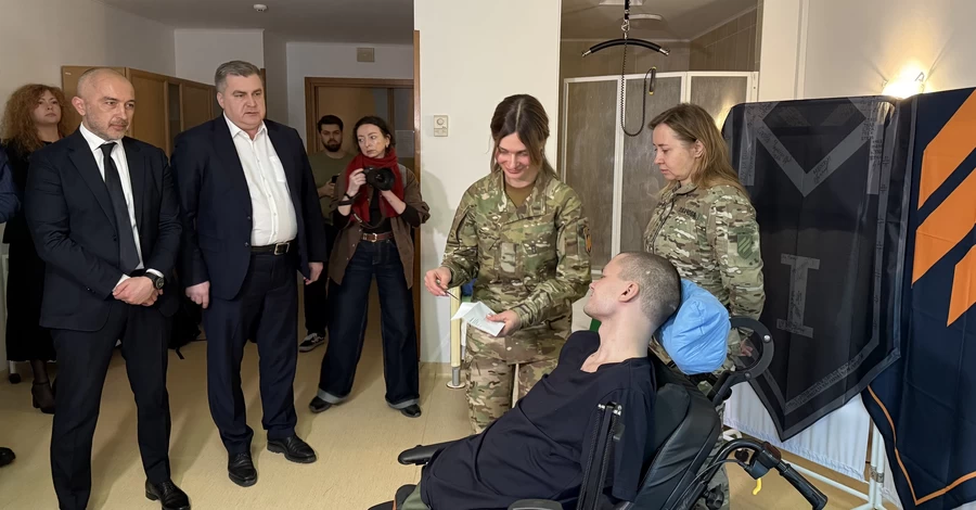 Керівники НБУ та Приватбанку особисто вибачилися перед ветераном, якому відмовили у видачі картки