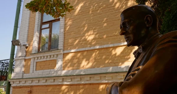 Київрада схвалила демонтаж пам’ятників Булгакову та Ахматовій