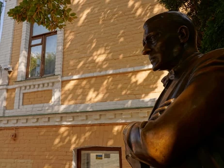 Киевсовет одобрил демонтаж памятников Булгакову и Ахматовой