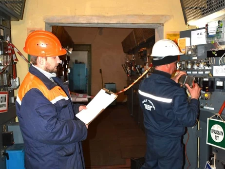 Жители Днепра напали на бригаду энергетиков из-за отключения электричества