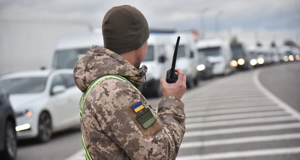 Когда застрял на границе: как выжить в очередях и что положить в «тревожный чемоданчик» путешественника