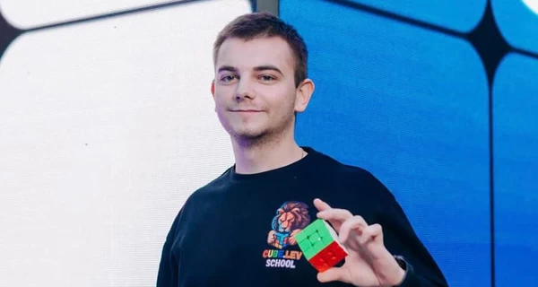 Рекордсмен України зі спідкубінгу: з 1500 кубиків Рубіка склав портрет Кевіна з «Сам удома»