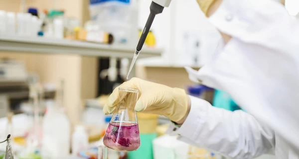 Медицинские прорывы-2025: научились «ремонтировать» ДНК, победили глухоту и заражение ВИЧ