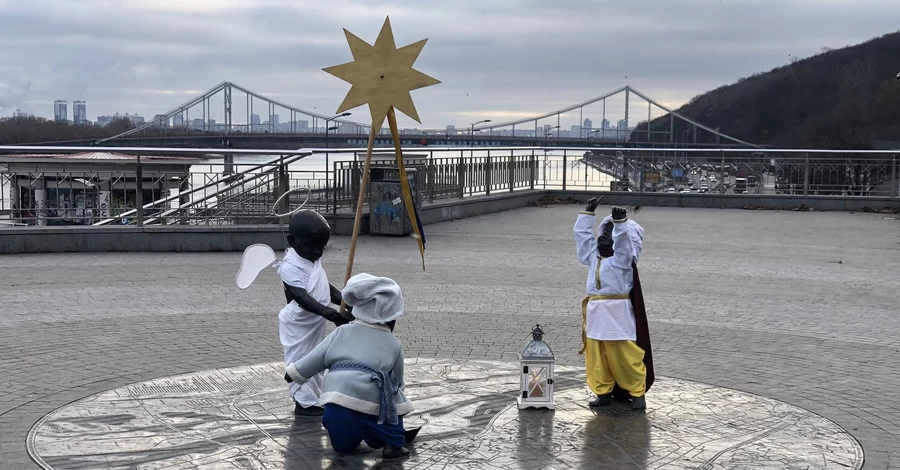 Скульптури малюків - засновників Києва перевдягли у святкові костюми до Різдва