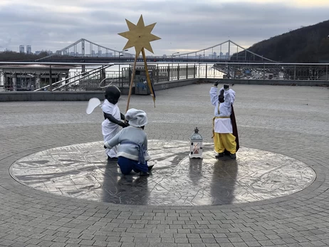 Скульптуры малышей-основателей Киева переодели в праздничные костюмы к Рождеству