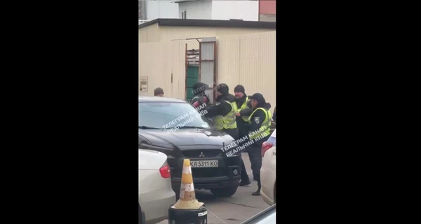 В полиции Киева объяснили, зачем били огнетушителем по автомобилю с мужчиной