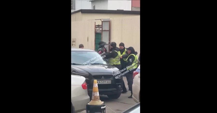 В полиции Киева объяснили, зачем били огнетушителем по автомобилю с мужчиной