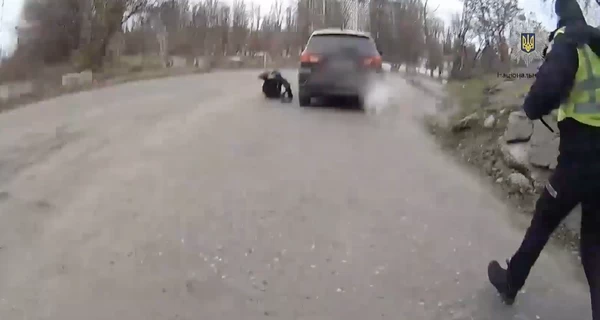 В Киеве водитель отрицал военное положение и наехал на полицейского 