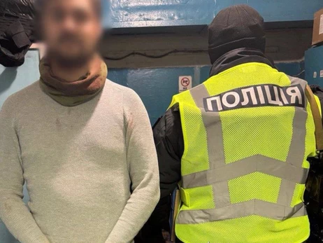 У Київському метро чоловік вчинив бійку та поранив ножем двох пасажирів 