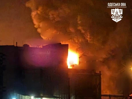 РФ снова ударила по объекту инфраструктуры в Одессе, на месте попадания – большой пожар