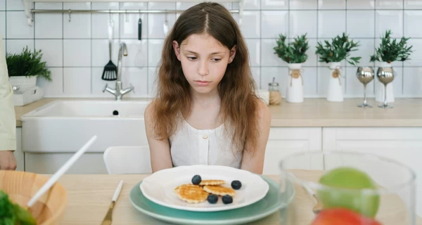 Дитина відмовляється їсти звичайну їжу: чому це відбувається і що робити батькам?