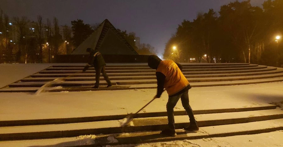 Киев засыпает снегом – власти предупредили о гололедице и сильном ветре
