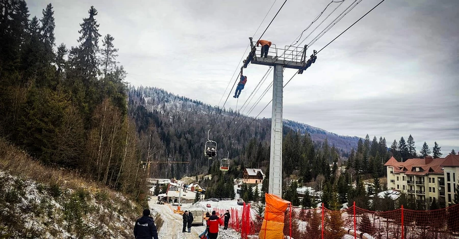 Во Львовской области на горнолыжном курорте остановился кресельный подъемник, на нем до 80 человек