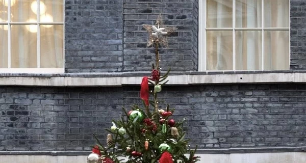 Верхівку ялинки на Даунінг-стріт прикрасила українська іграшка