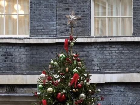 Верхівку ялинки на Даунінг-стріт прикрасила українська іграшка