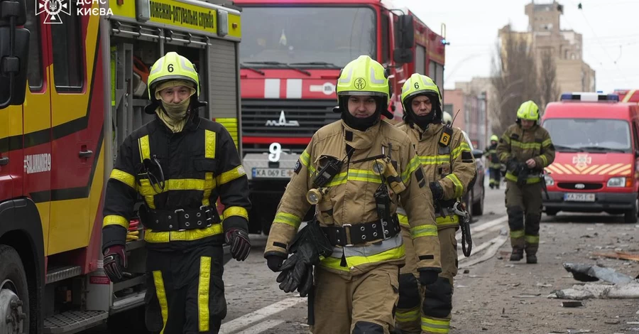 В Киеве продолжаются аварийные работы - повреждены более 10 многоэтажек, перебои с теплом и водой