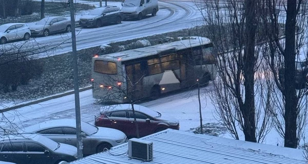 Київ замело снігом, а шість областей через негоду залишилися без світла