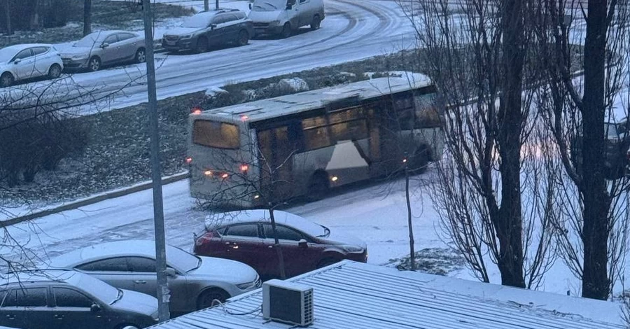 Київ замело снігом, а шість областей через негоду залишилися без світла