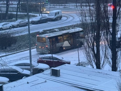 Київ замело снігом, а шість областей через негоду залишилися без світла