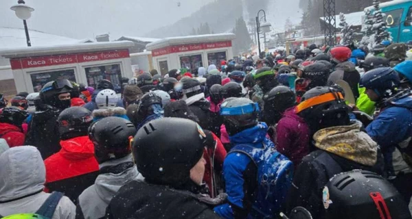 У Буковелі стартував гірськолижний сезон – сотні людей стоять у чергах