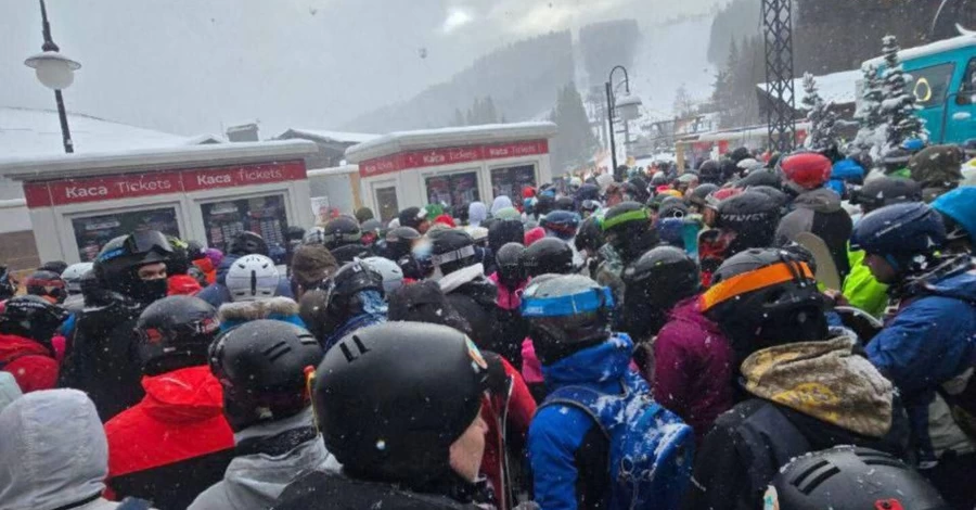 У Буковелі стартував гірськолижний сезон – сотні людей стоять у чергах