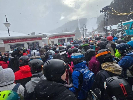У Буковелі стартував гірськолижний сезон – сотні людей стоять у чергах