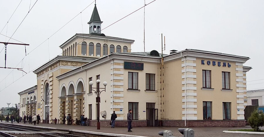 РФ вдарила по залізниці у Ковелі - пошкоджені локомотив та вантажний вагон