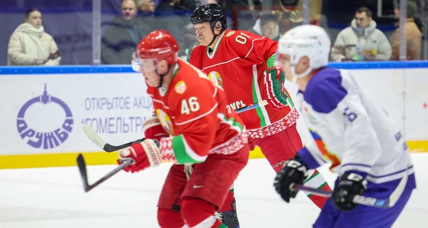 Лукашенко во время хоккейного матча сбил коллега по команде