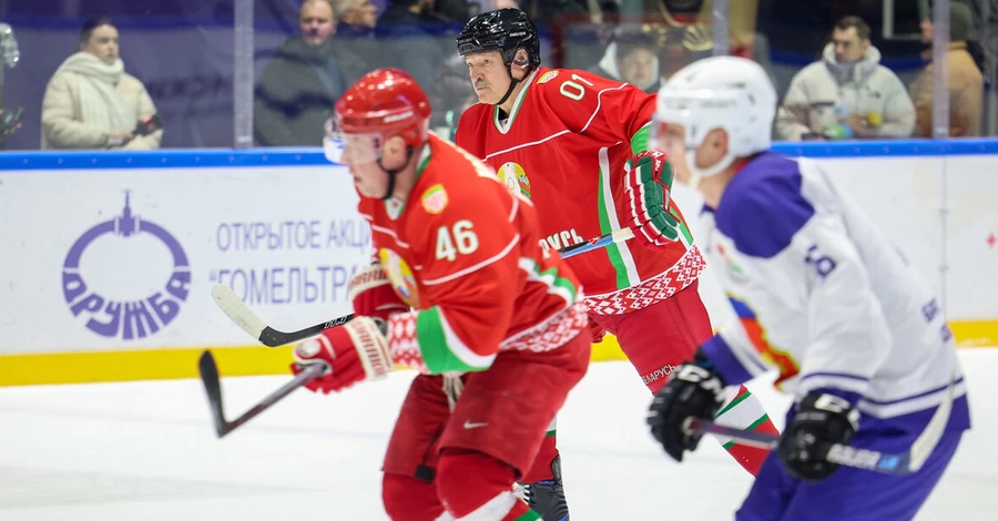 Лукашенко во время хоккейного матча сбил коллега по команде