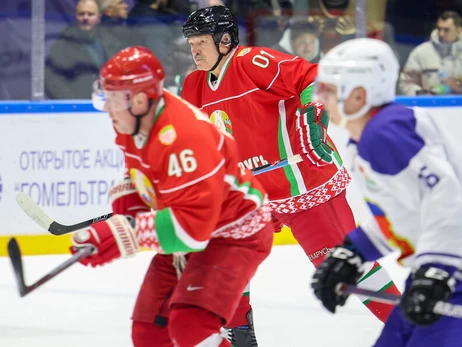 Лукашенко во время хоккейного матча сбил коллега по команде