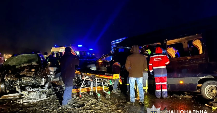 На трасі Київ-Харків зіткнулись автобус і два автомобілі, є загиблий і багато постраждалих