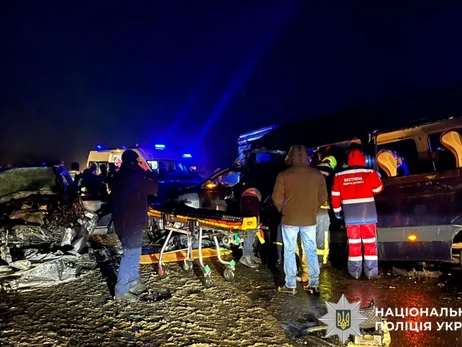 На трассе Киев-Харьков столкнулись автобус и два автомобиля, есть погибший и много пострадавших