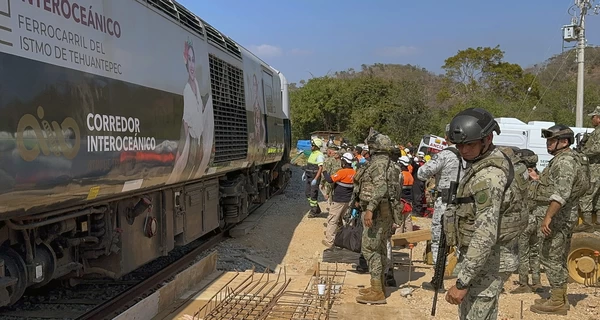 В Мексике поезд сошел с рельсов, 13 человек погибли, почти 100 пострадали