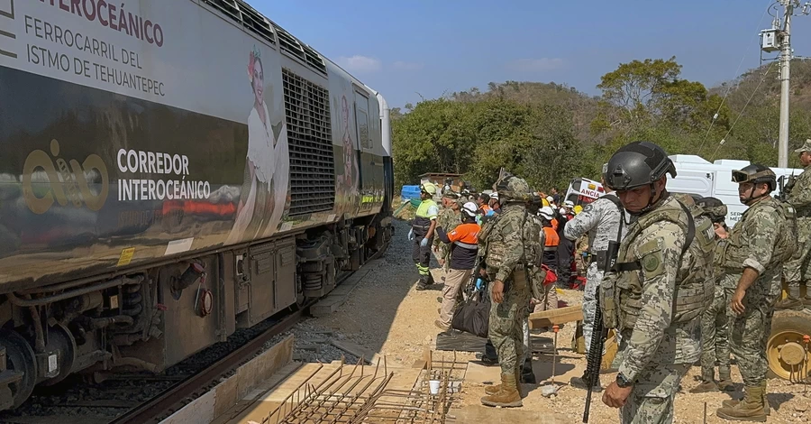 В Мексике поезд сошел с рельсов, 13 человек погибли, почти 100 – пострадали