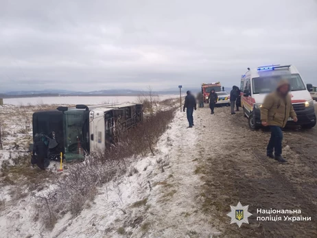 На Івано-Франківщині перекинувся автобус: одна людина загинула, дев'ять у лікарні