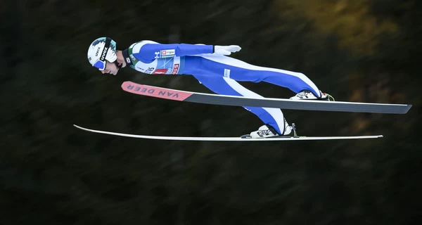 Олимпийского прыгуна дисквалифицировали на Турне четырех трамплинов из-за короткого костюма