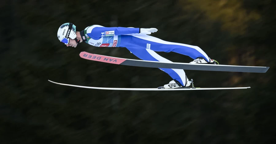 Олимпийского прыгуна дисквалифицировали на Турне четырех трамплинов из-за короткого костюма