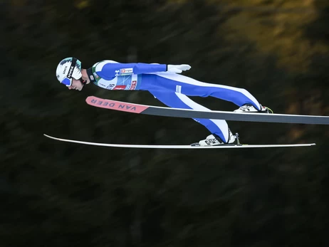 Олімпійського стрибуна дискваліфікували на Турне чотирьох трамплінів через закороткий костюм