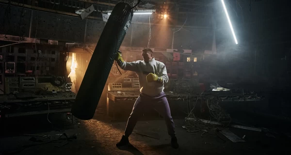 Фотографию тренировки Усика на разрушенной ТЭС назвали одной из лучших в 2025 году