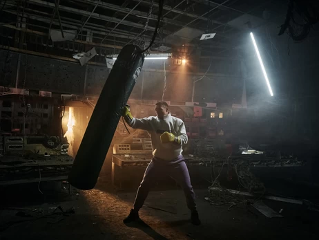 Тренування Усика на зруйнованій ТЕС назвали однією з найкращих фотографій 2025 року