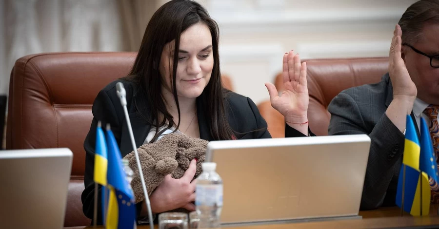 Найсвітліший підсумок останнього засідання уряду в 2025 році - Бережна прийшла до Кабміну з новонародженою дочкою