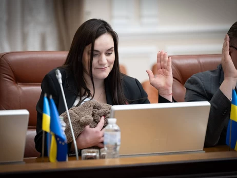 Самый светлый итог последнего заседания правительства в 2025 году – Бережная пришла в Кабмин с новорожденной дочерью