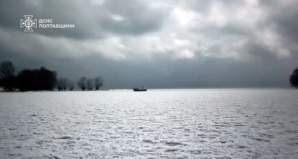 Лодка с людьми попала в ледяную ловушку на Днепре в новогоднюю ночь