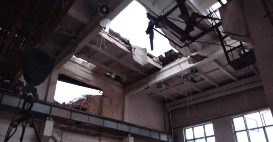 Войска РФ ударили по железной дороге в трех областях - повреждены депо и вагоны