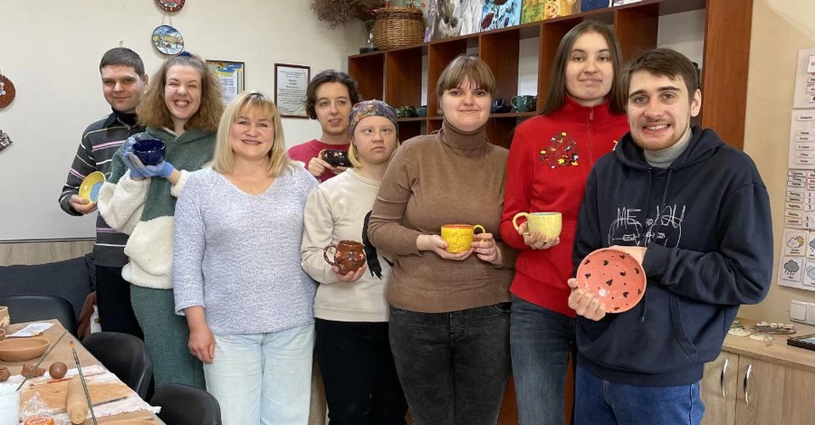 Творчість та стабільність: як гончарна майстерня у Миколаєві змінює життя людей з особливостями