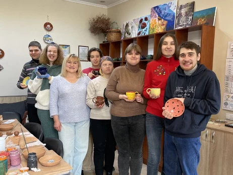 Творчість та стабільність: як гончарна майстерня у Миколаєві змінює життя людей з особливостями