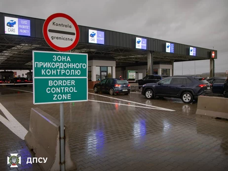 На кордоні суттєво зріс пасажиропотік, прикордонники працюють у посиленому режимі  