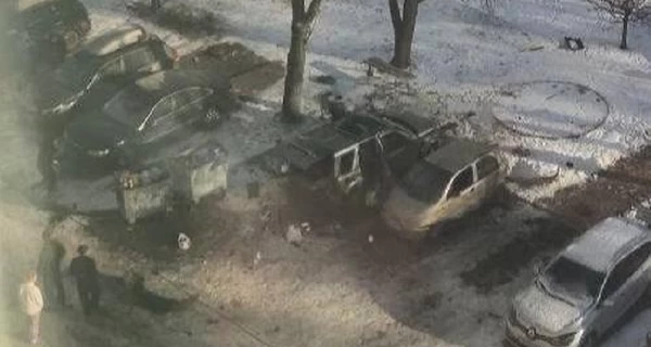 В Киеве возле жилых домов взорвался внедорожник, есть травмированные